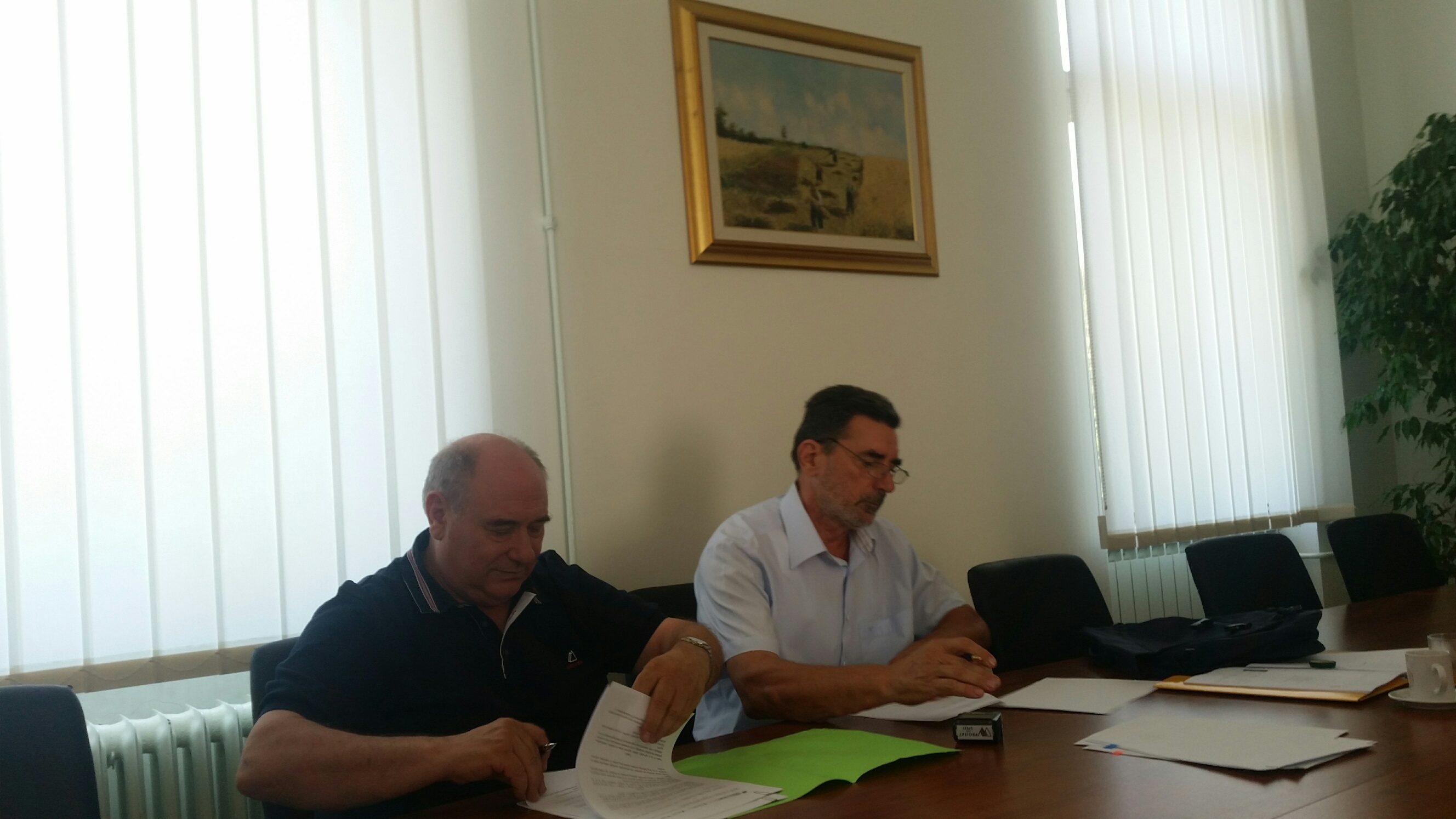 Rektor Sveučilišta Jurja Dobrile u Puli, Alfio Barbieri i direktor VV-projekt d.o.o. Split Ivan Vulić pri potpisivanu ugovora